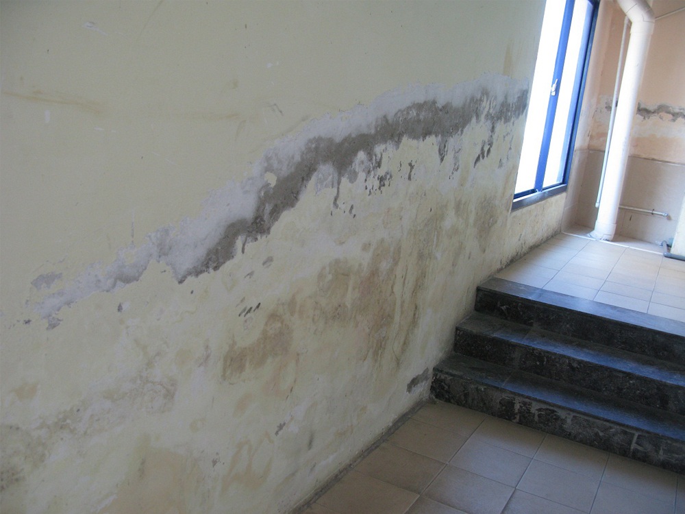 cach-xu-ly-tuong-bi-tham-nuoc-3